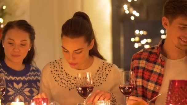 Amigos felices teniendo la cena de Navidad en casa — Vídeo de stock