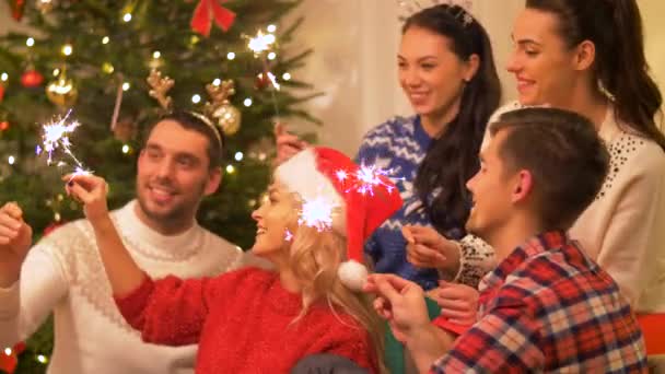 Amigos felices celebrando la Navidad en la fiesta en casa — Vídeos de Stock