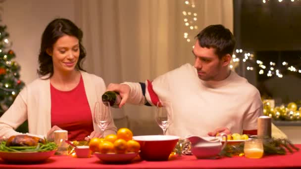 Szczęśliwa para pijąca czerwone wino na świątecznej kolacji — Wideo stockowe