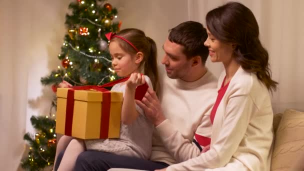 Szczęśliwa rodzina z prezentem świątecznym w domu — Wideo stockowe