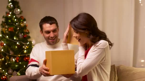 Szczęśliwa para z prezentem gwiazdkowym w domu — Wideo stockowe