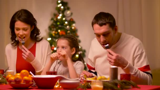 Feliz familia teniendo cena de Navidad en casa — Vídeos de Stock