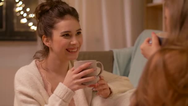 女性はお茶を飲むと自宅の友人に話して — ストック動画