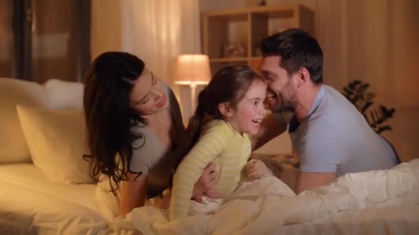 Ευτυχισμένη οικογένεια διασκεδάζουν στο κρεβάτι στο σπίτι — Αρχείο Βίντεο