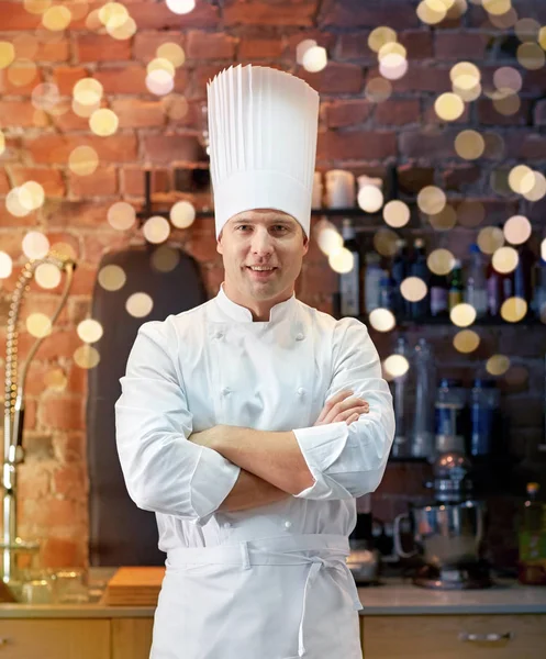 Cozinheiro chef macho feliz na cozinha do restaurante — Fotografia de Stock