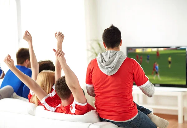 友人や自宅のテレビで試合を見てサッカー ・ ファン — ストック写真