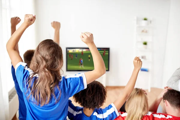 Amigos o aficionados al fútbol viendo el juego en la televisión en casa — Foto de Stock