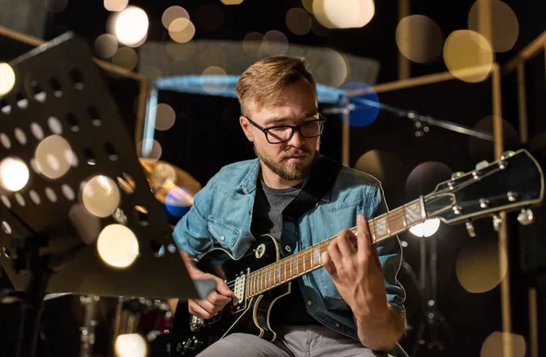 Hombre tocando la guitarra en el ensayo del estudio — Foto de Stock