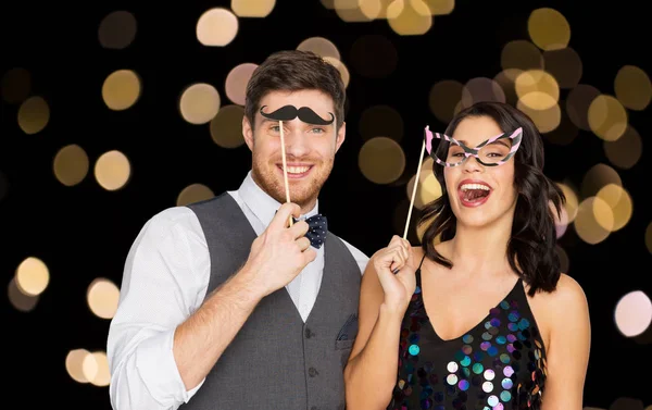 Casal feliz com adereços de festa se divertindo — Fotografia de Stock