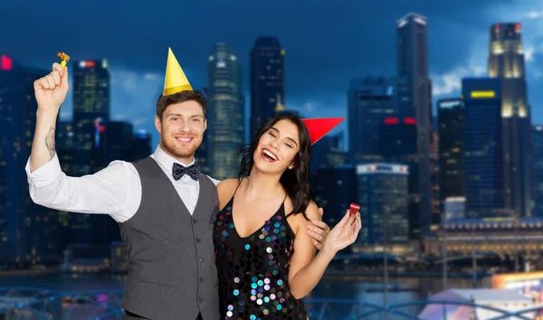 Lyckligt par party i natt singapore city — Stockfoto