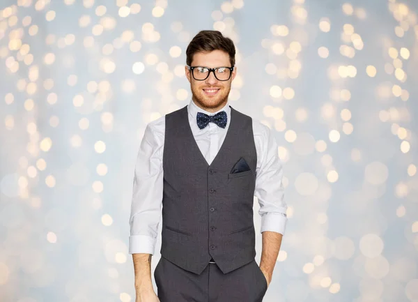 Mutlu adam şenlikli takım elbise ve gözlük — Stok fotoğraf