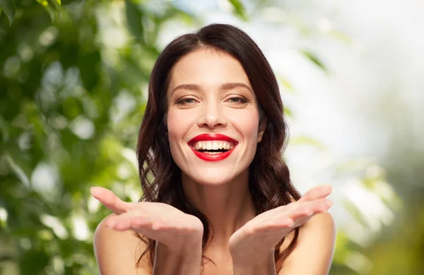 Belle jeune femme souriante avec rouge à lèvres rouge — Photo