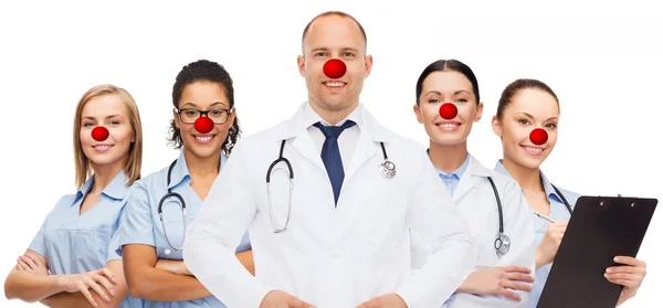 Група усміхнених лікарів в день червоного носа — стокове фото