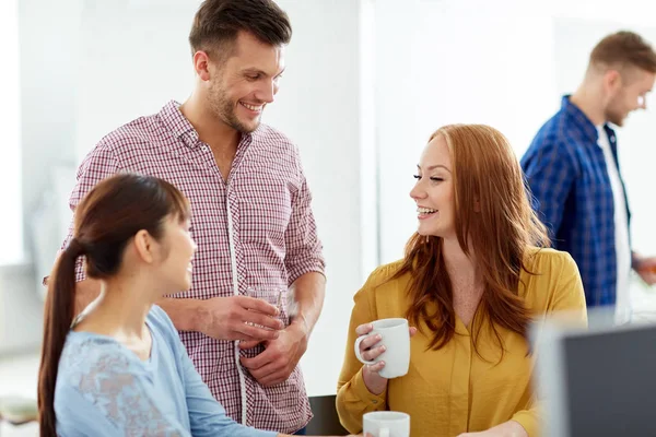 オフィスでコーヒーを飲んで幸せの創造的なチーム — ストック写真