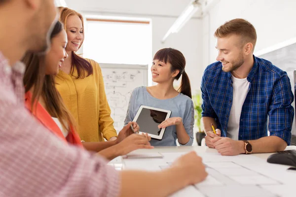 Creatieve team met tablet-pc werken op kantoor — Stockfoto