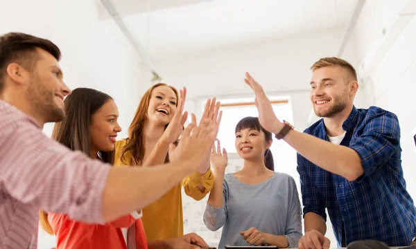 Lyckliga kreativa team att göra high five på kontor — Stockfoto