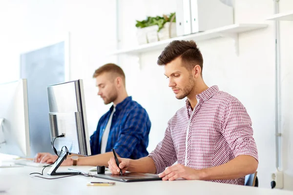 Designer mit Computer und Stift-Tablet im Büro — Stockfoto