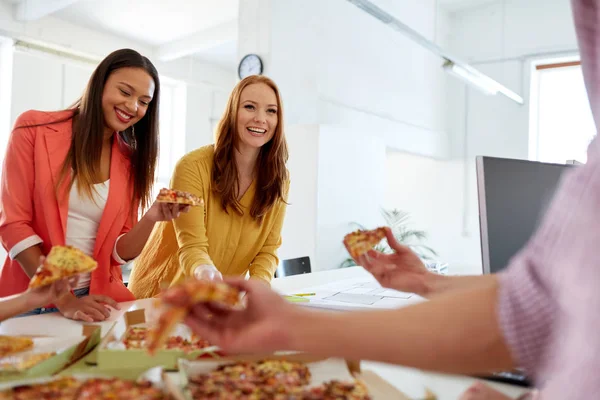 Equipe de negócios feliz comer pizza no escritório — Fotografia de Stock