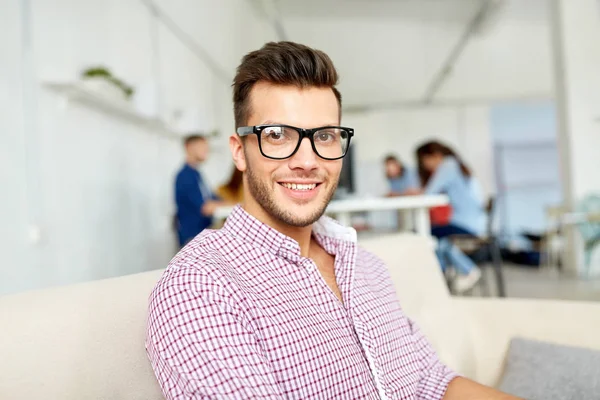 Щасливий творчий чоловік працівник в офісі або студент — стокове фото