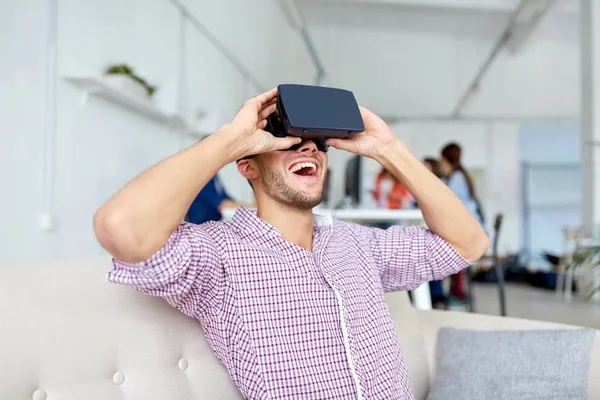 Gelukkig man met virtual reality headset op kantoor — Stockfoto