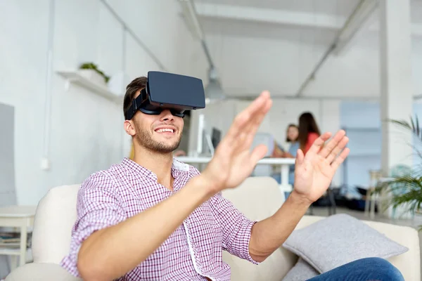 Homem feliz com fone de ouvido realidade virtual no escritório — Fotografia de Stock