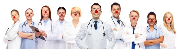 Gruppe lächelnder Ärzte beim Tag der roten Nase Stockbild