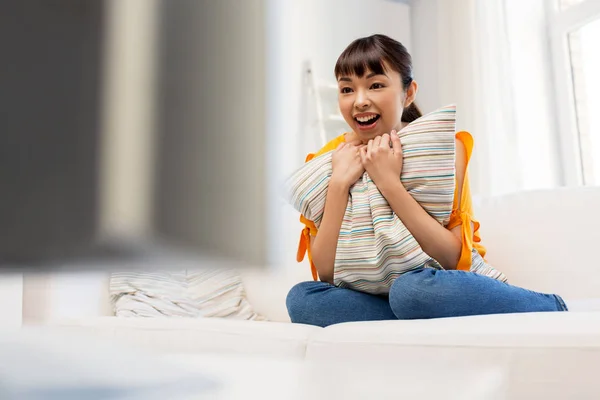 Happy Asijské žena s sledování televize u vás doma — Stock fotografie