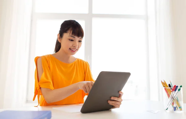 Asiático estudiante chica con tablet pc aprendizaje en casa — Foto de Stock