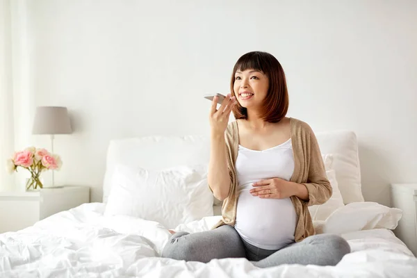 Gravid kvinna använda diktafonen på smartphone — Stockfoto