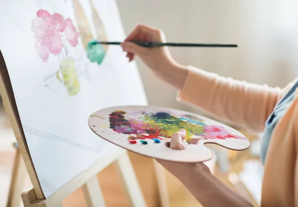 Artista com pintura em paleta no estúdio de arte — Fotografia de Stock