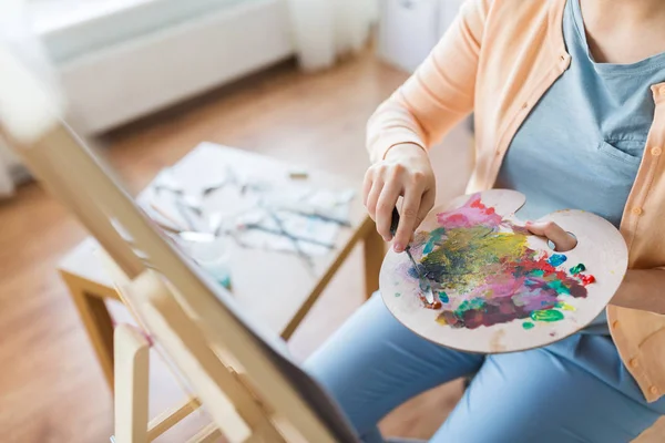 Artista con paleta cuchillo pintura en el estudio de arte —  Fotos de Stock