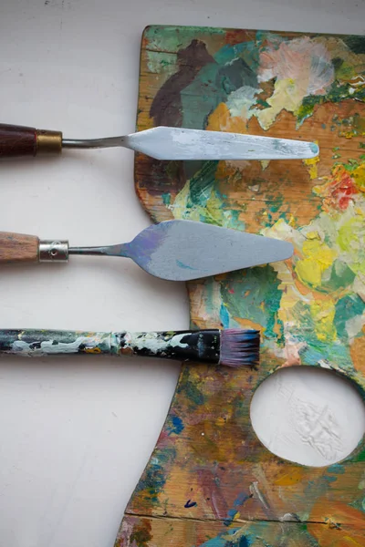 Couteaux de palette ou peinture spatules et pinceau — Photo