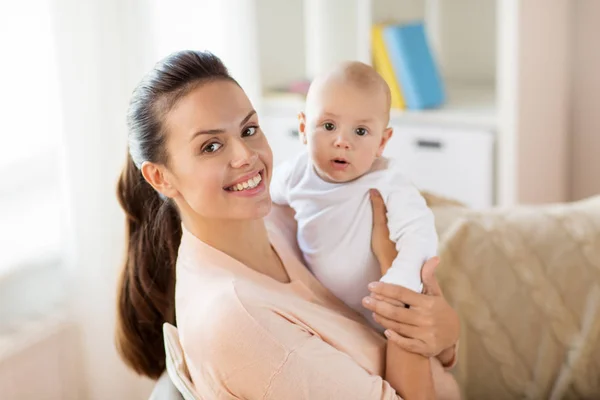 Mãe feliz com menino em casa — Fotografia de Stock