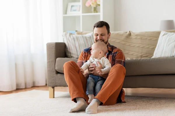 Gelukkig vader met kleine babyjongen thuis — Stockfoto