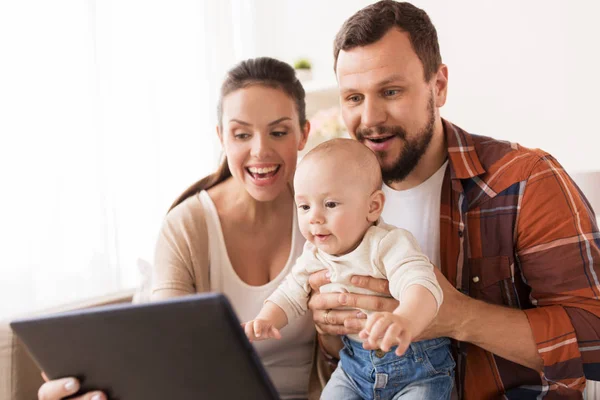 Matka, ojciec i dziecko z komputera typu tablet w domu — Zdjęcie stockowe