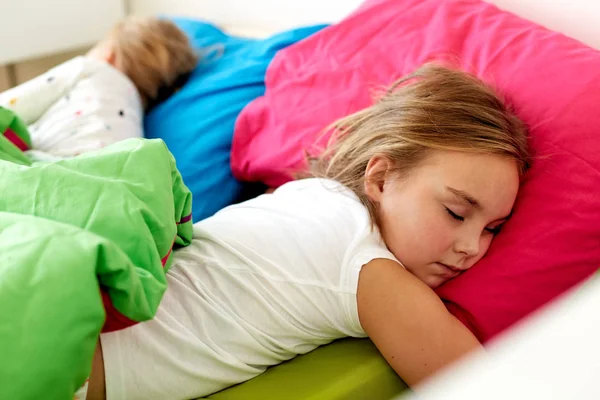 Meninas dormindo na cama em casa — Fotografia de Stock