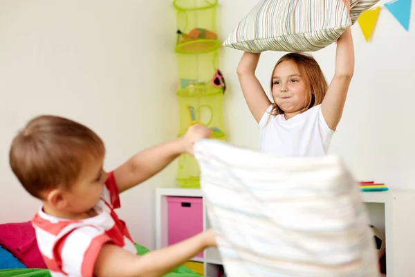 Kinder spielen und kämpfen zu Hause mit Kopfkissen — Stockfoto