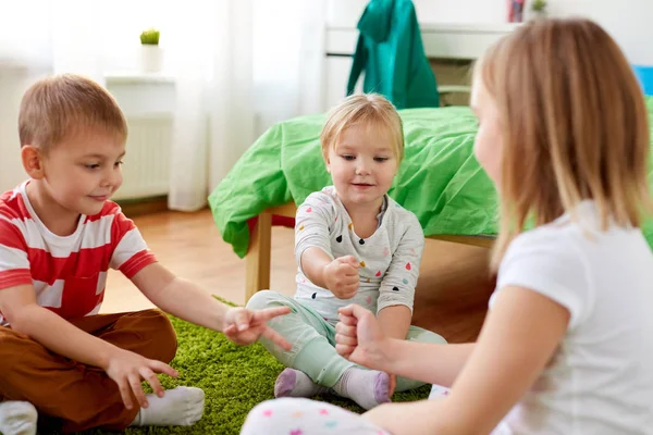 Niños jugando piedra-papel-tijeras juego en casa —  Fotos de Stock