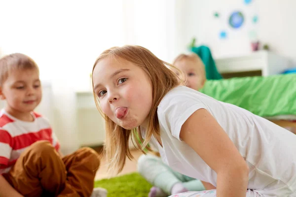 Chica mostrando lengua en casa — Foto de Stock