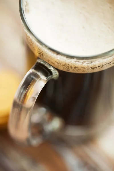 Gros plan de tasse en verre de bière à tirage sombre — Photo