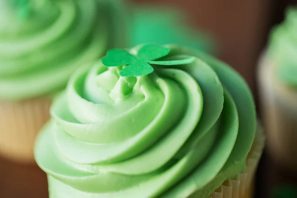 Zbliżenie zielony ciastko z shamrock ozdoba — Zdjęcie stockowe