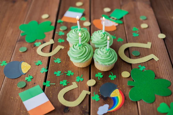 Groene cakejes en st patricks dag decoraties — Stockfoto