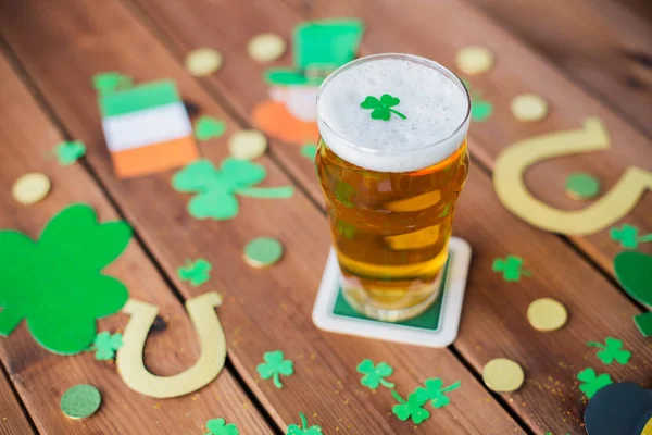 Glass of beer and st patricks day decorations — Stock Photo, Image