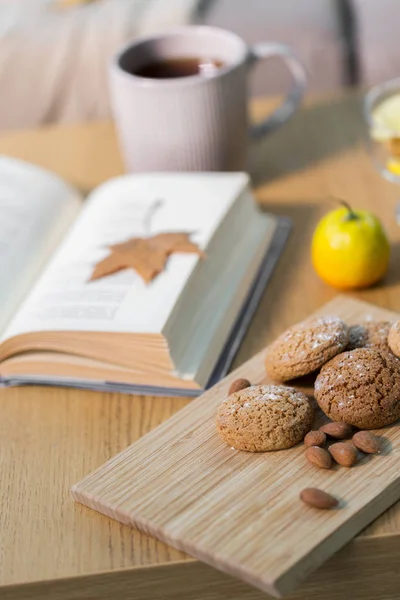 Galletas de avena, almendras y reservar en la mesa en casa Imágenes de stock libres de derechos