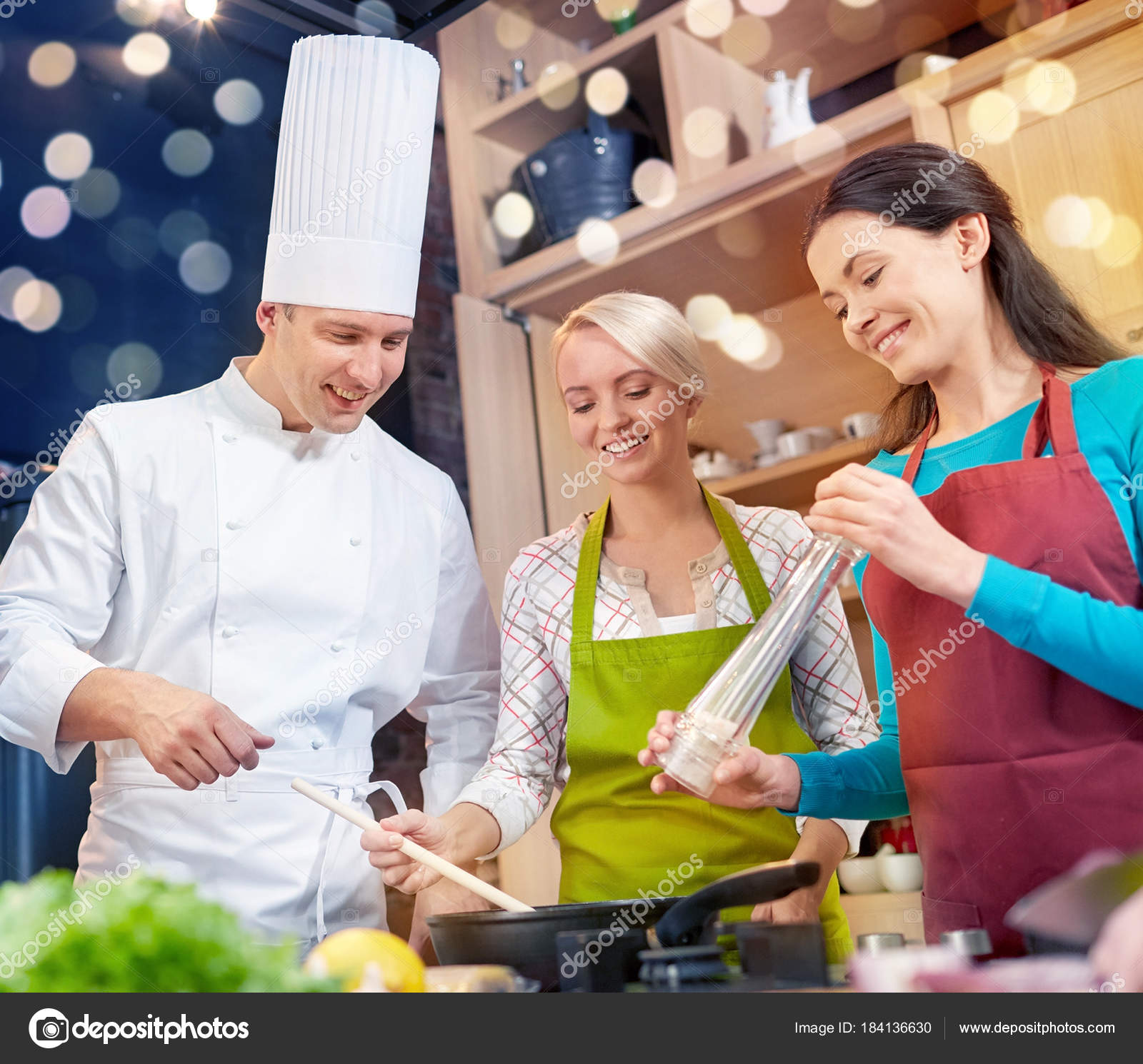Menina assando biscoitos, família Adolescentes mulheres duas de multi  étnica estão cozinhando pão. Padaria na cozinha em casa. Atividade culinária  de fim de semana para jovens. conceito de estilo de vida. Aula, image size:1600x1490