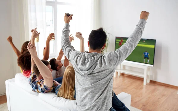 Amigos assistindo futebol na TV e celebrando gol — Fotografia de Stock