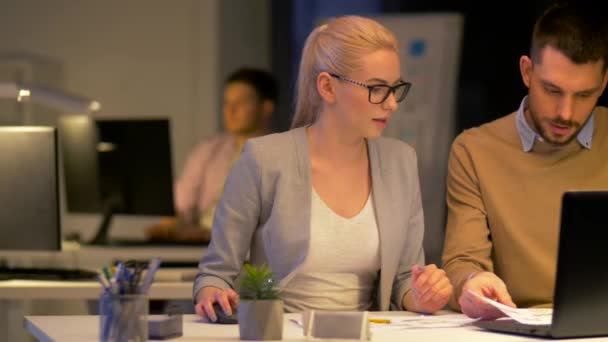 Equipo de negocios con ordenador portátil que trabaja en la oficina nocturna — Vídeos de Stock