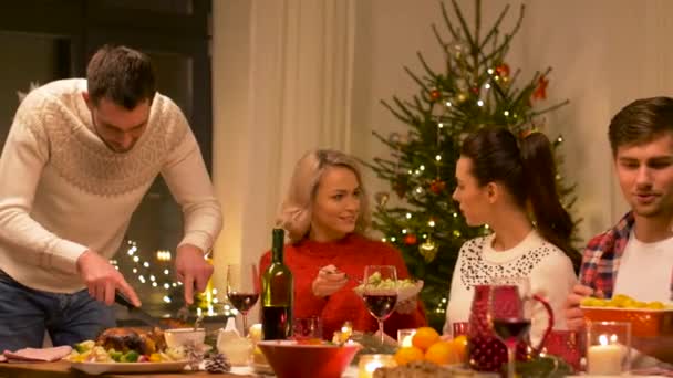 Amigos felices teniendo la cena de Navidad en casa — Vídeos de Stock