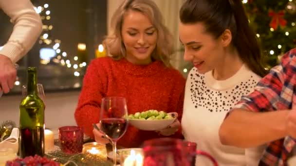 Amigos felices teniendo la cena de Navidad en casa — Vídeos de Stock