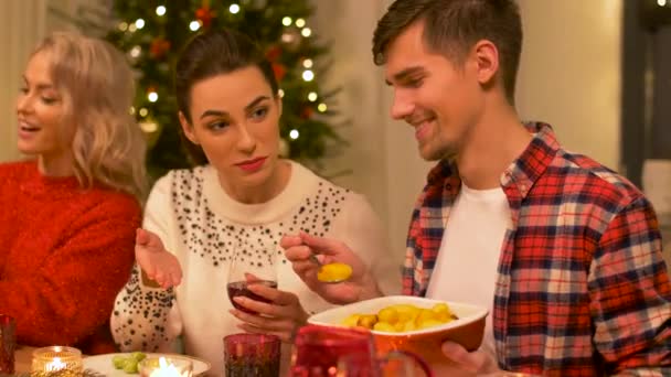 Šťastní přátelé mají vánoční večeři doma — Stock video